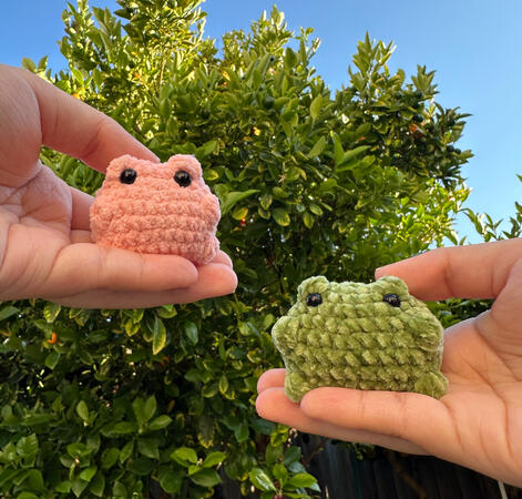 Small Cheeky Frogs (pattern by @Crochet_CroChey on Instagram)